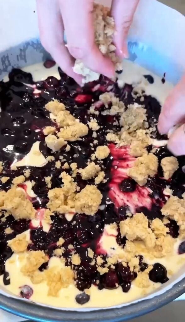 how to make gluten free blueberry crumble cheesecake